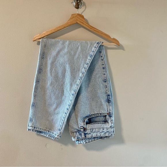 Urban Outfitters BDG Petite High-Waisted Mom Jean Bleached Light Wash - Picture 2 of 5